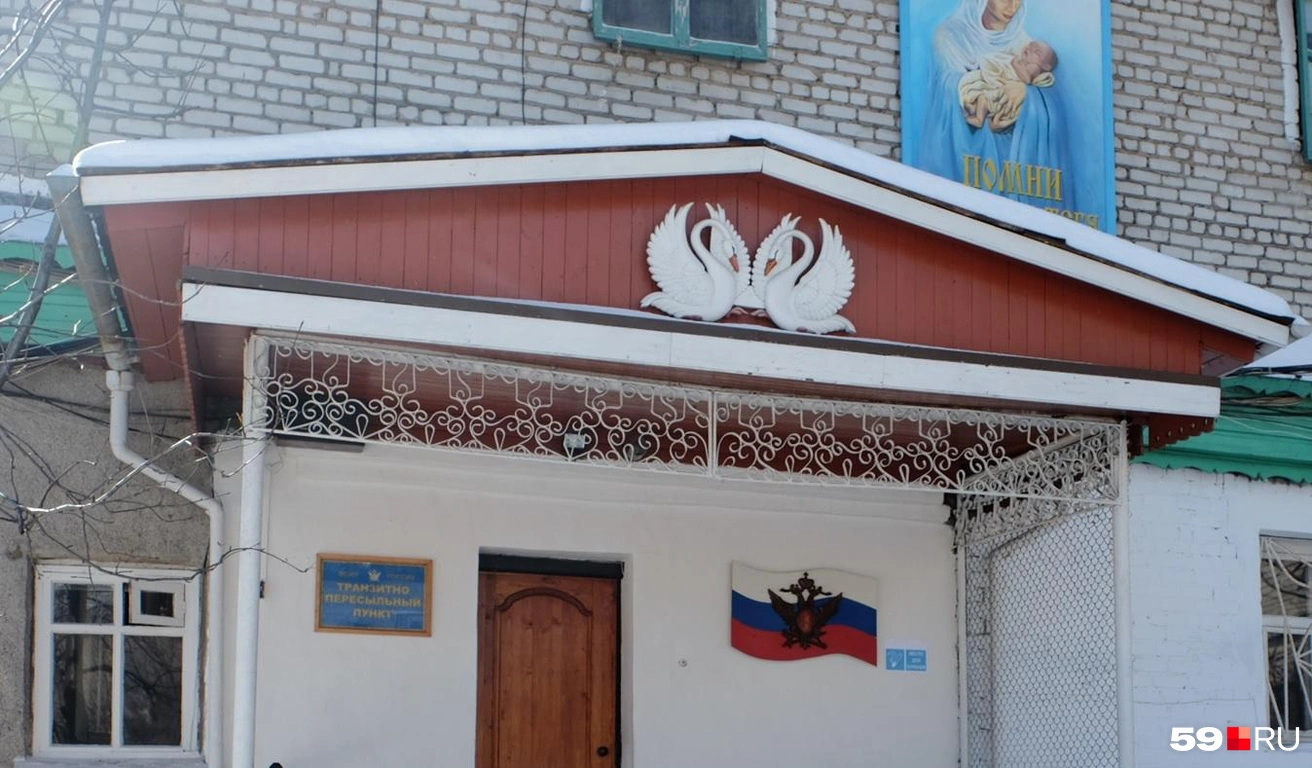 На входе в «Белый лебедь» — его бессменный символ | Источник: Тимофей Калмаков / 59.RU