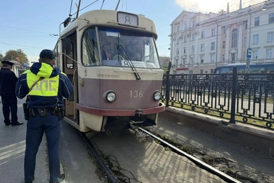 Под трамвай в Екатеринбурге упала 16-летняя девушка