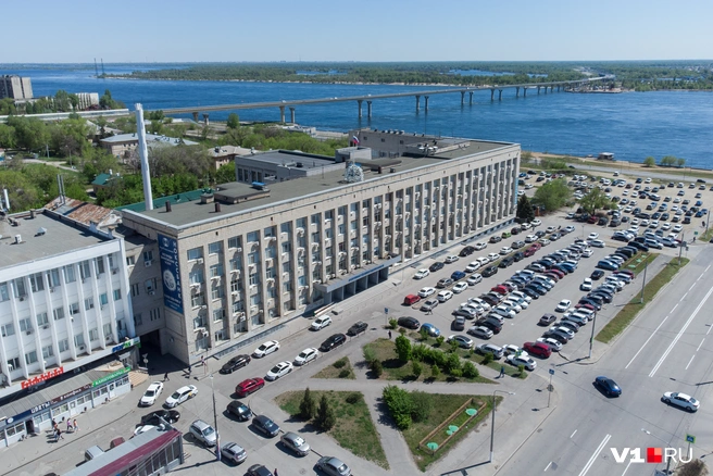 Площадь у арбитражного суда Волгоградской области оставалась последним бесплатным паркингом в центре | Источник: Алексей Волхонский / V1.RU