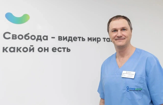 Врач-офтальмолог, хирург Сергей Кравцов проводит до 20 операций по удалению катаракты в день | Источник: Евгений Шаров