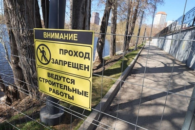 Набережную в центре Екатеринбурга огородили забором