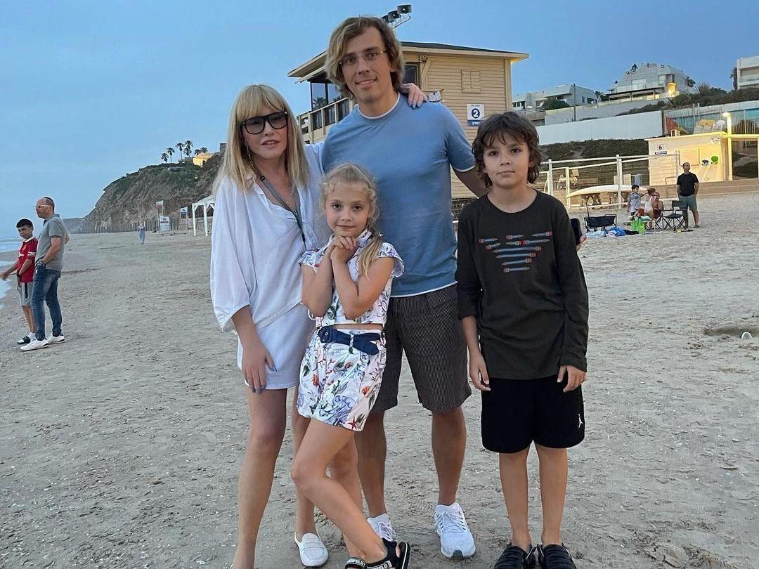 Пугачева больше не выходит на улицу без трости  фото