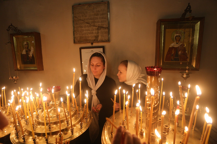 Иконы и кресты не целовать: в РПЦ рассказали о новых правилах нахождения в храмах