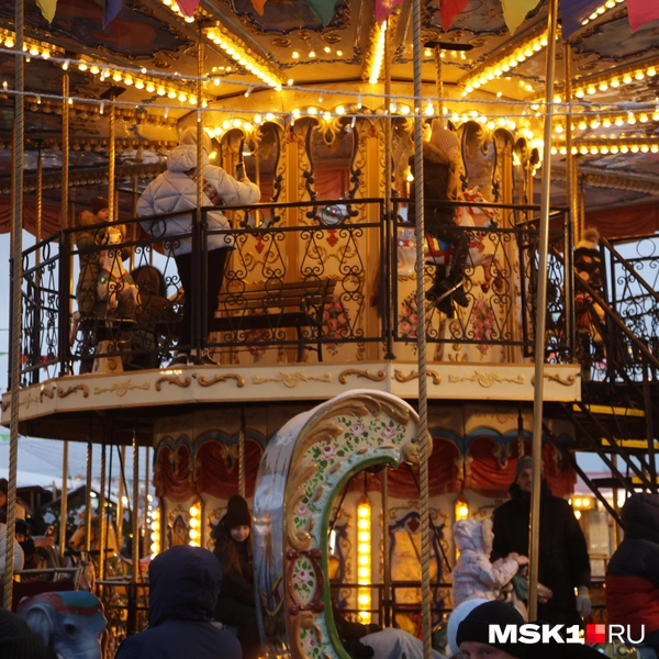 Новогодняя карусель в центре Москвы | Источник: Дмитрий Толстошеев / MSK1.RU