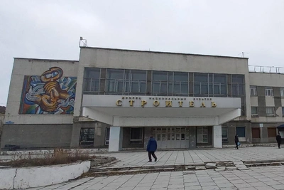 В тюменском ДК «Строитель» появились рабочие. Начался ремонт?