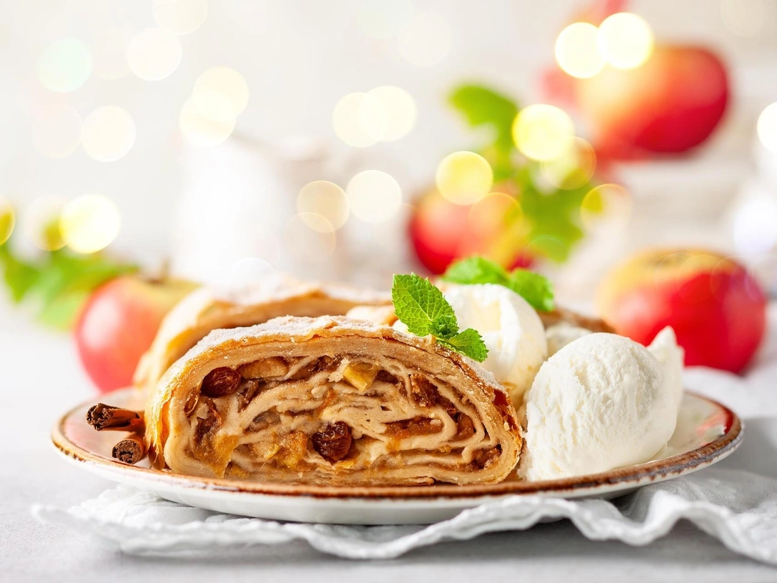 Понравится всем: рецепт яблочного штруделя, перед которым не устоит ни один гость | marieclaire.ru