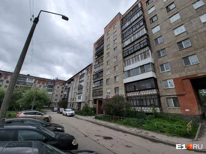 «Дважды запускали сердце». Тетя рассказала о состоянии малыша, выжившего после падения с восьмого этажа в Екатеринбурге | Источник: Даниил Румянцев / E1.RU