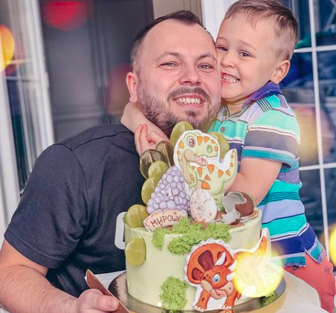 «Мама гордится тобой»: похоронивший жену Ярослав Сумишевский отметил день рождения сына