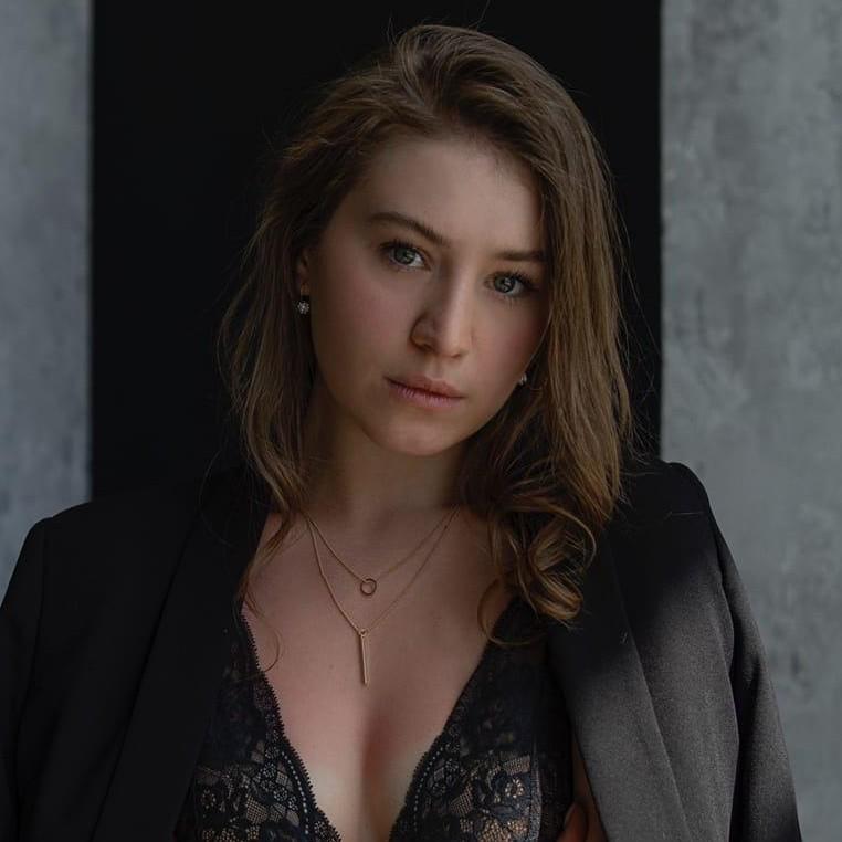 <p>Аня Виноград</p>