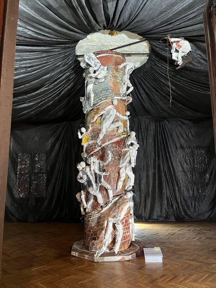 Мария Кулагина. «Ловец». 2019-2022. Оргалит, дерево, картон, гипс, монтажная пена, проволка, масло. | Источник: МИСП