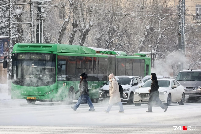 Среди морозной стужи спасением кажется большой 64-й автобус. Правда, сегодня жители пожаловались на перебои в его работе | Источник: Наталья Лапцевич