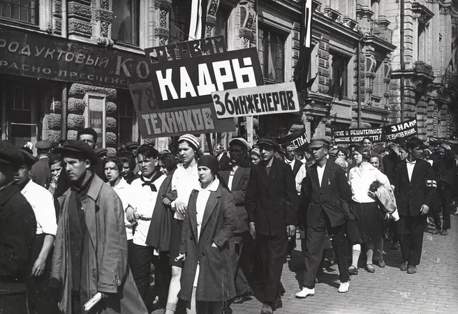 Первомайская демонстрация студентов в середине 1920-х годов | Источник: Российский государственный архив кинофотодокументов