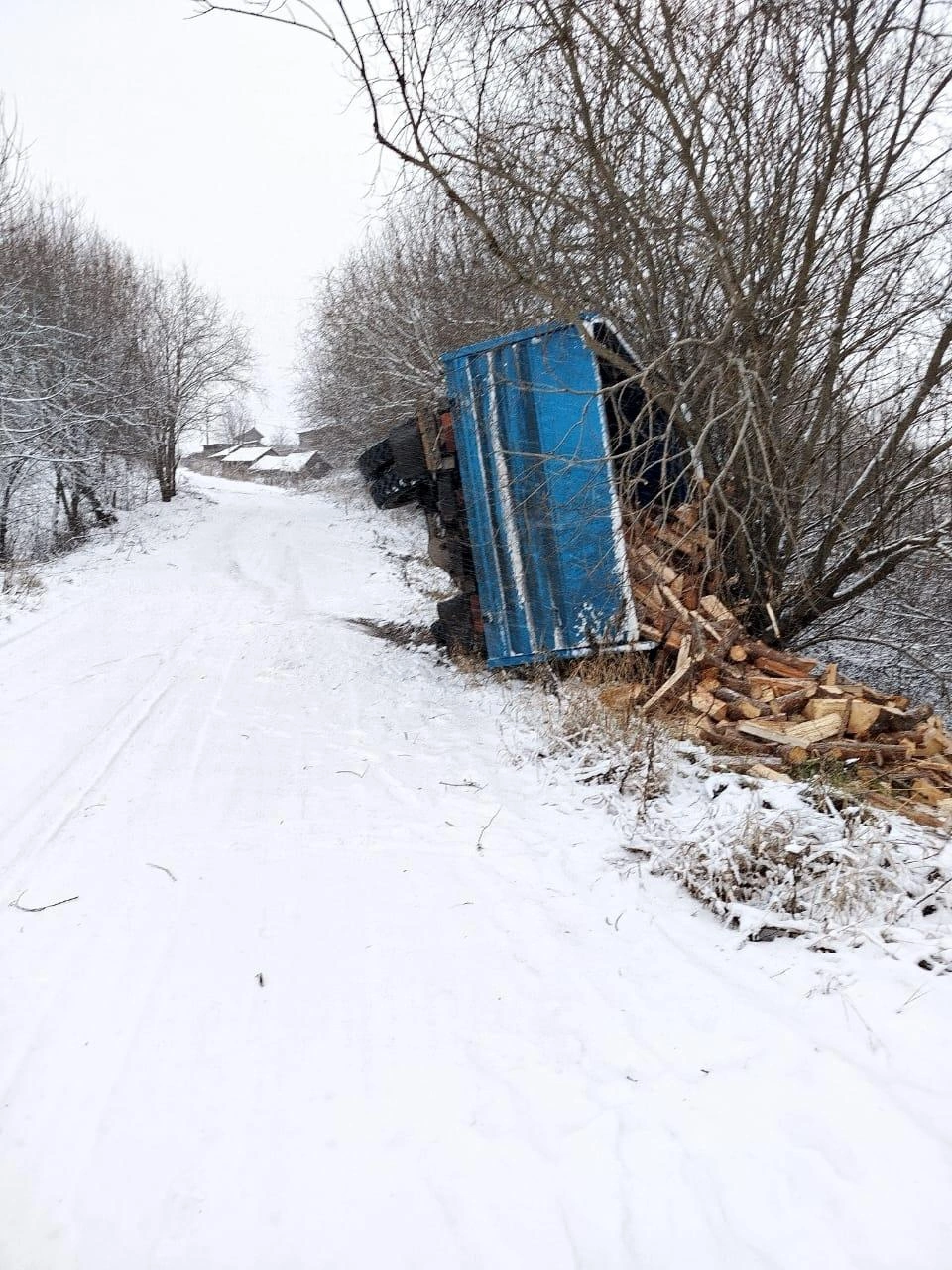 В ноябре на этой дороге перевернулся грузовик с дровами | Источник: Росводоканал Архангельск / Vk.com 