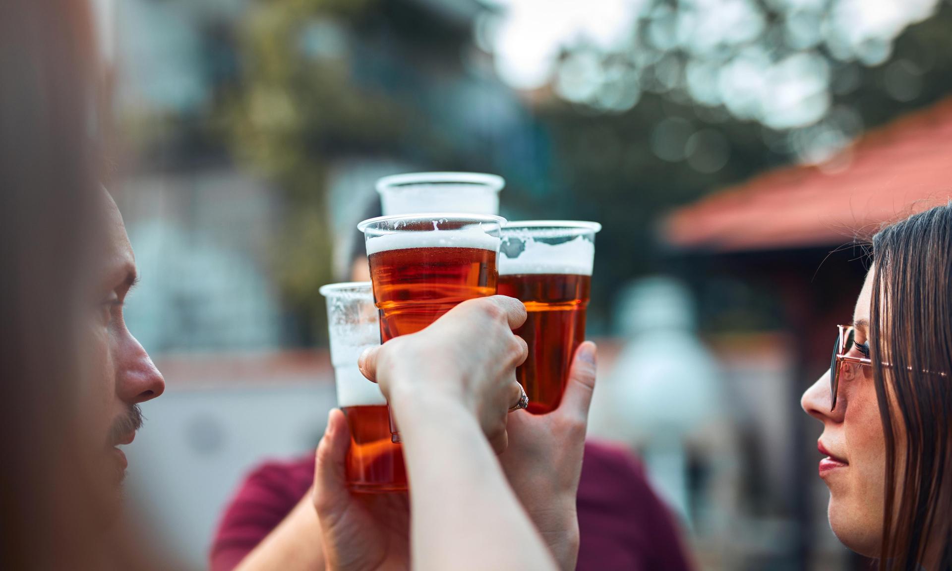 Выпьем за дружбу: когда алкоголь (не) сближает людей