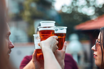 Выпьем за дружбу: когда алкоголь (не) сближает людей