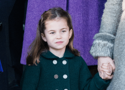 Маленькая леди: видео с реверансом принцессы Шарлотты стало вирусным