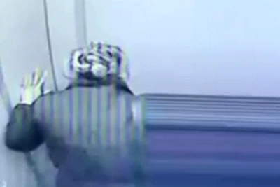 Лифт резко затормозил в Петербурге: женщину с дочкой вызволили