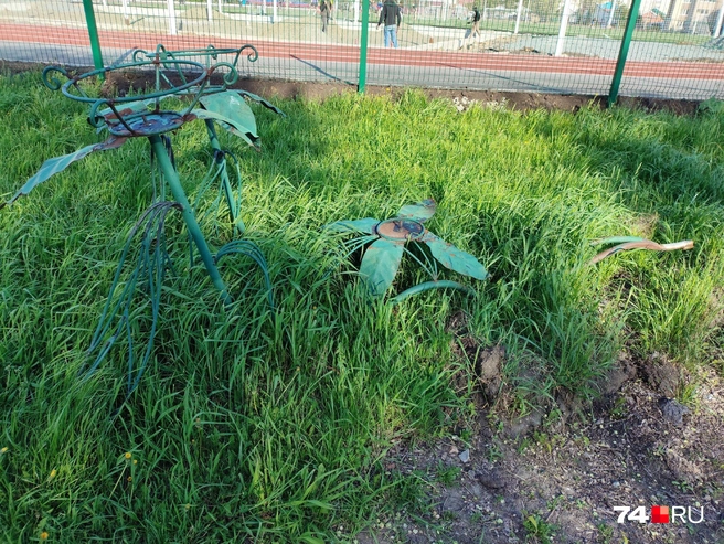 Подставки под вазоны давно не видели цветов | Источник: читатель 74.RU