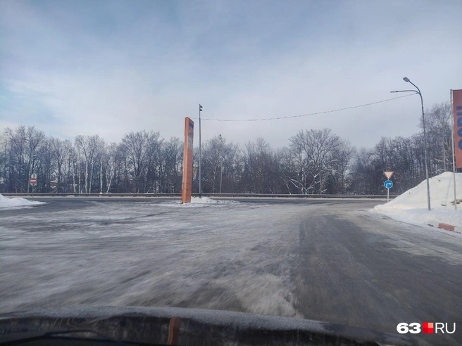 Водитель развернулся, не доезжая до шоссе, а затем на полной скорости въехал в заправку | Источник: Наталья Артякова / 63.RU