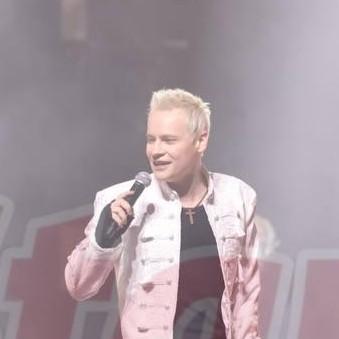 Лорак показала осиную талию в латексе, SHAMAN рвал куртку на груди, а Аллегрова отказалась принимать цветы: «Песня года — 2025»