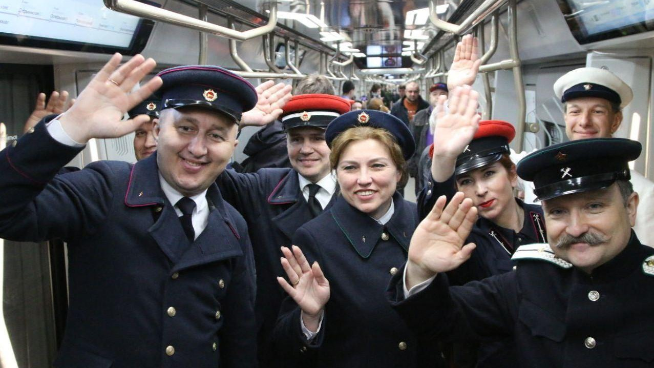 Пели песни и кричали: «Ура!» В московском метро начался парад поездов к 90-летнему юбилею подземки