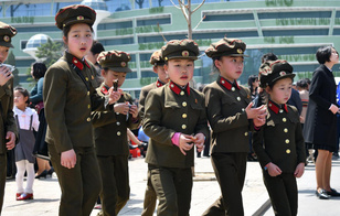 От них бросает в дрожь: 7 самых суровых правил воспитания детей в Северной Корее