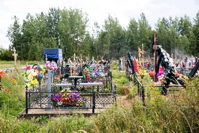 Скандал в Воронеже из-за видео с ребенком на кладбище