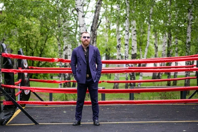 Звезда «Титанов» Надратовский победил нокаутом в дебюте на голых кулаках