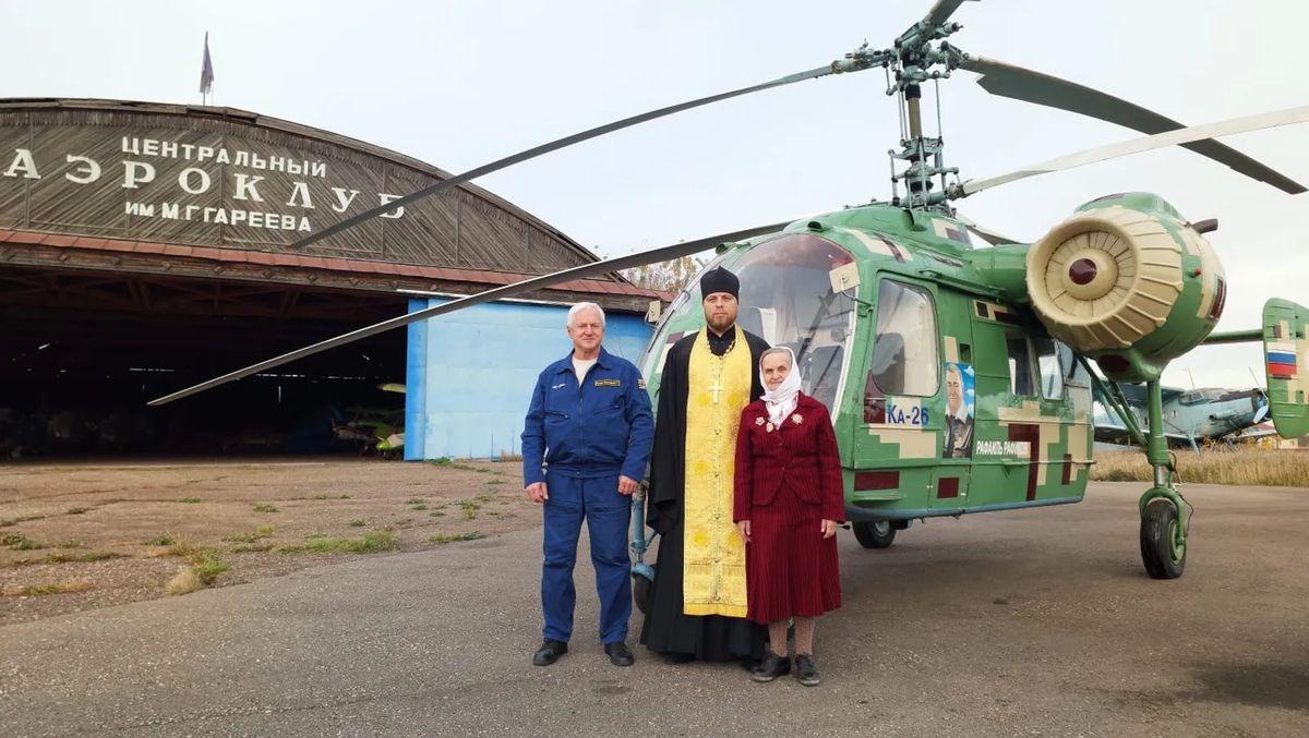 Священники с иконами облетели Уфу на вертолёте, чтобы защитить предприятия от несчастий
