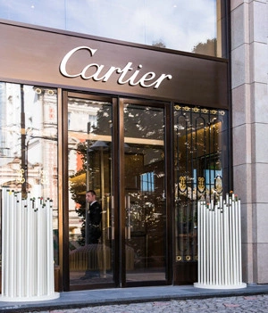 У бутика Cartier на Петровке появилась инсталляция из кактусов