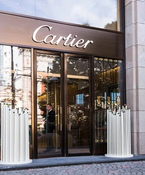 У бутика Cartier на Петровке появилась инсталляция из кактусов