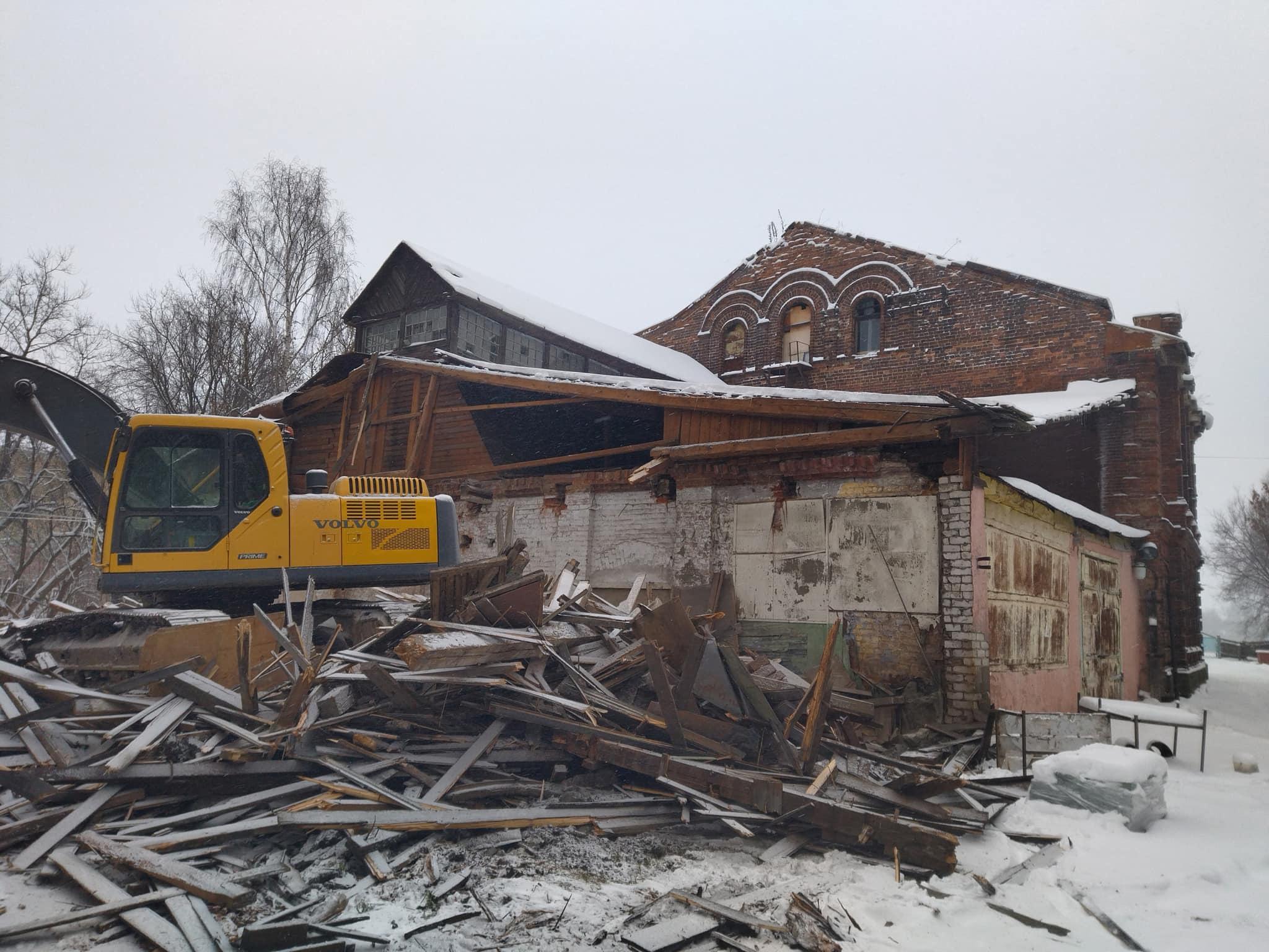 В Рыбинске сносят историческое здание / сносят мельницу Рыбинск /  историческое здание на заповедной территории сносят / объект культурного  наследия набережная Рыбинск - 8 декабря 2021 - 76.ру