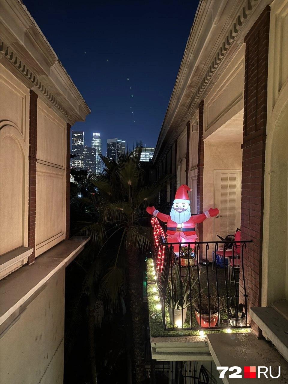Санта-Клаус передает вам привет на отдельно взятом балконе | Источник: читатель 72.RU