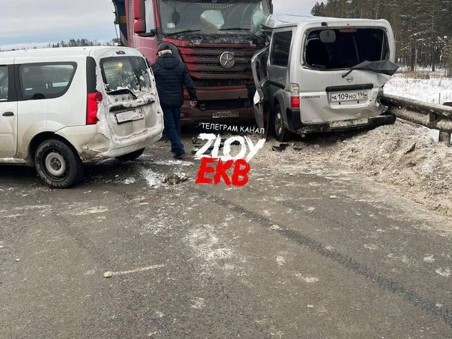 В столкновении участвовали четыре автомобиля, среди них — грузовой транспорт. | Источник: Zloy_ekb / T.me