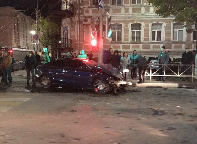Серьезное ДТП в центре Рязани: иномарка въехала в здание суда | ya62.ru
