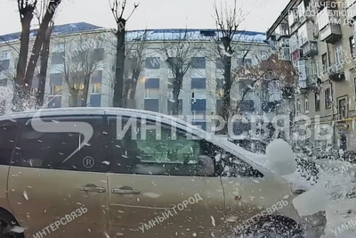 Льдины с крыши на проспекте Ленина разбили две машины