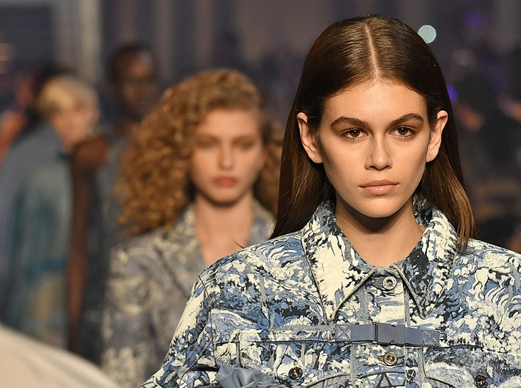 Кайя Гербер на подиуме Off-White