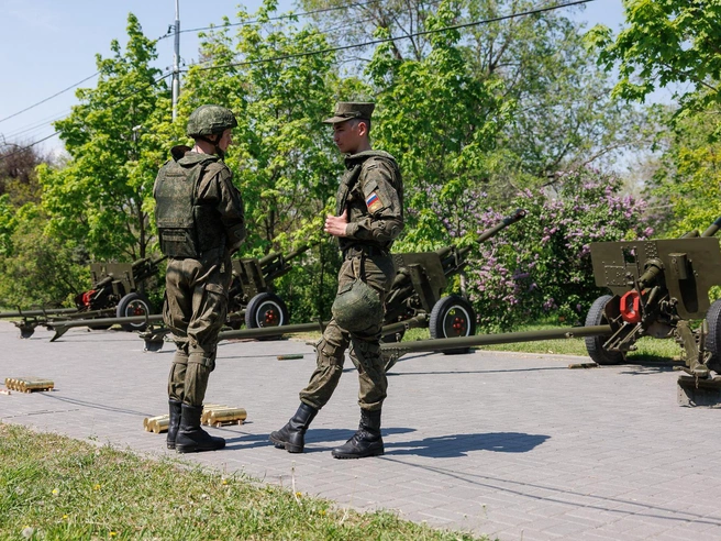 Орудия, залпы которых разносились по всему центру, располагались в Горсаду. | Источник: Алексей Волхонский / V1.RU