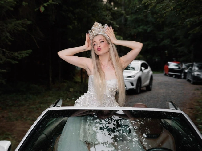 Алина Денисова и корона победительницы теперь стали единым целым | Источник: Алина Денисова / Vk.com