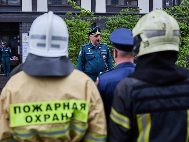 Перед стартом участников приветствовал начальник ГУ МЧС по Новосибирской области Виктор Орлов. | Источник: Александр Ощепков / NGS.RU