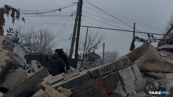Следователи приехали после того, как отработали оперативные службы — примерно в 10 — 10:30 часов, рассказывают жители микрорайона Борки | Источник: Виктория Улитова / YA62.RU