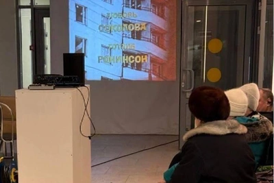 Murmansk evacuees get hot food and movies in temporary center