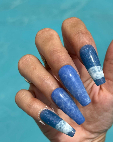 Pool water nails — новый тренд маникюра из ТикТока для тех, кто не поехал на море летом