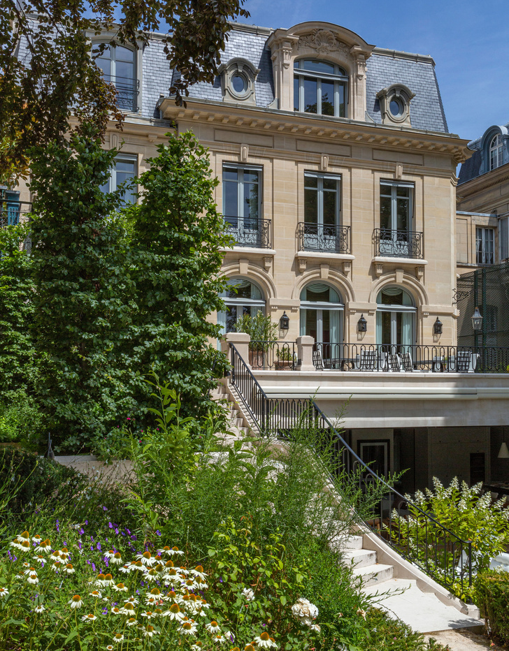 Городской особняк с садом в центре Парижа