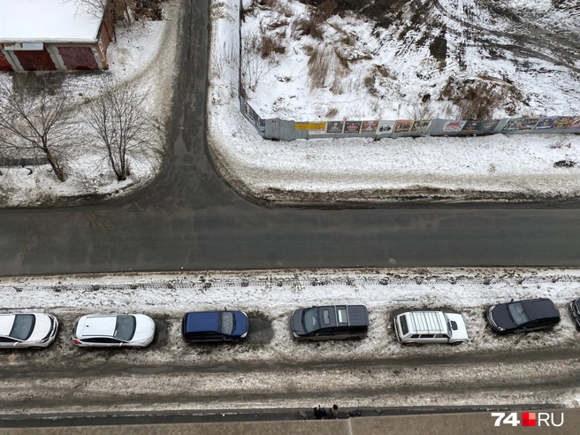 Во-первых, люди беспокоятся за сохранность дороги вдоль дома на Комсомольской, 16, которую отремонтировали в прошлом году. Именно по ней, вероятно, будет ездить тяжелая техника | Источник: Виталий Гущинский