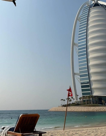 Пара наслаждается солнцем на пляже | Источник: Ксения Бородина / Telegram