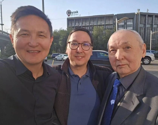 Арсен Томский с отцом и сводным братом | Источник: arsentomsky / Instagram (экстремистская организация, деятельность запрещена на территории РФ)