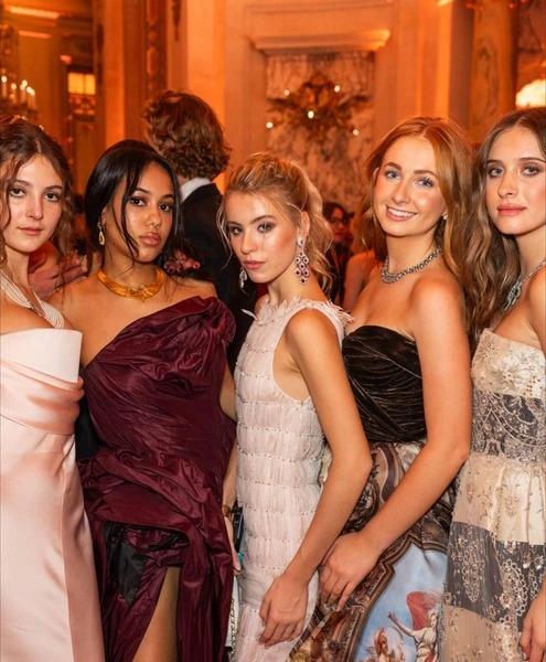 Лючия Понти с дебютантками Le Bal