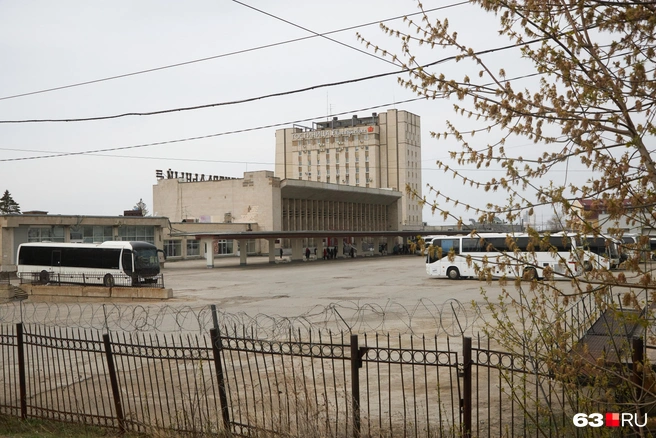 Территория автовокзала и само здание находятся в плачевном состоянии | Источник: Роман Данилкин / 63.RU
