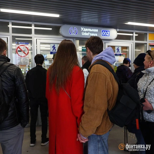 Беглов пообщался с горожанами у «Удельной». Они почитали СМИ и ждали открытия в четверг | Источник: «Фонтанка.ру»